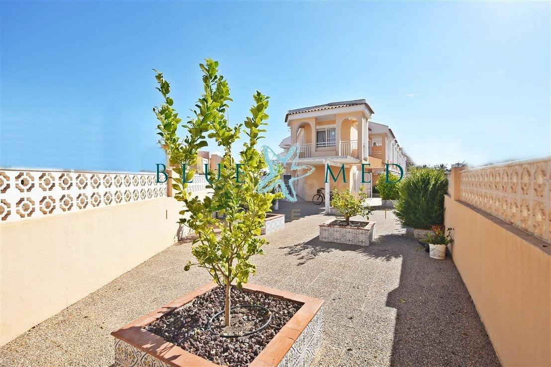 DÚPLEX REFORMADO EN ESQUINA MUY CERCA DE LA PLAYA DE BAHÍA - foto 2
