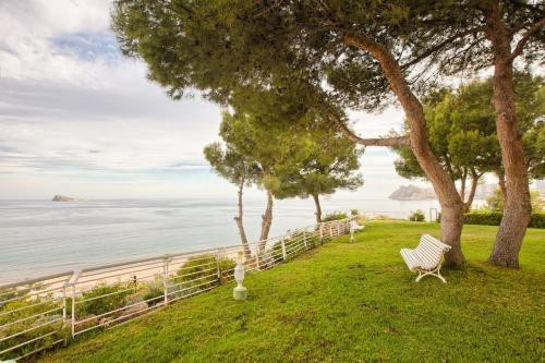 SE ALQUILA UN PISO EN LA PRIMERA LÍNEA DE PONIENTE, BENIDORM - foto 2