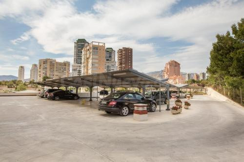 SE ALQUILA UN PISO EN LA PRIMERA LÍNEA DE PONIENTE, BENIDORM - foto 4
