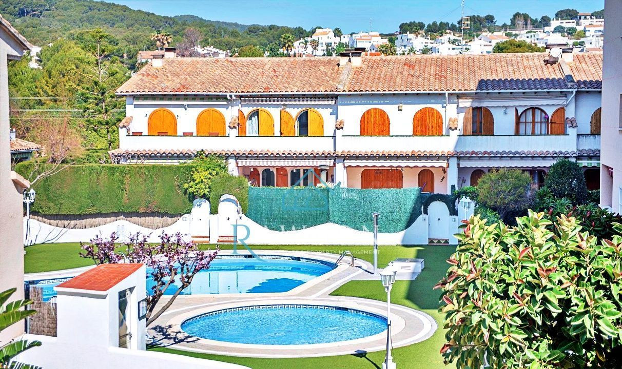 Casa adosada de alquiler temporal con parking, terraza y pis - foto 2