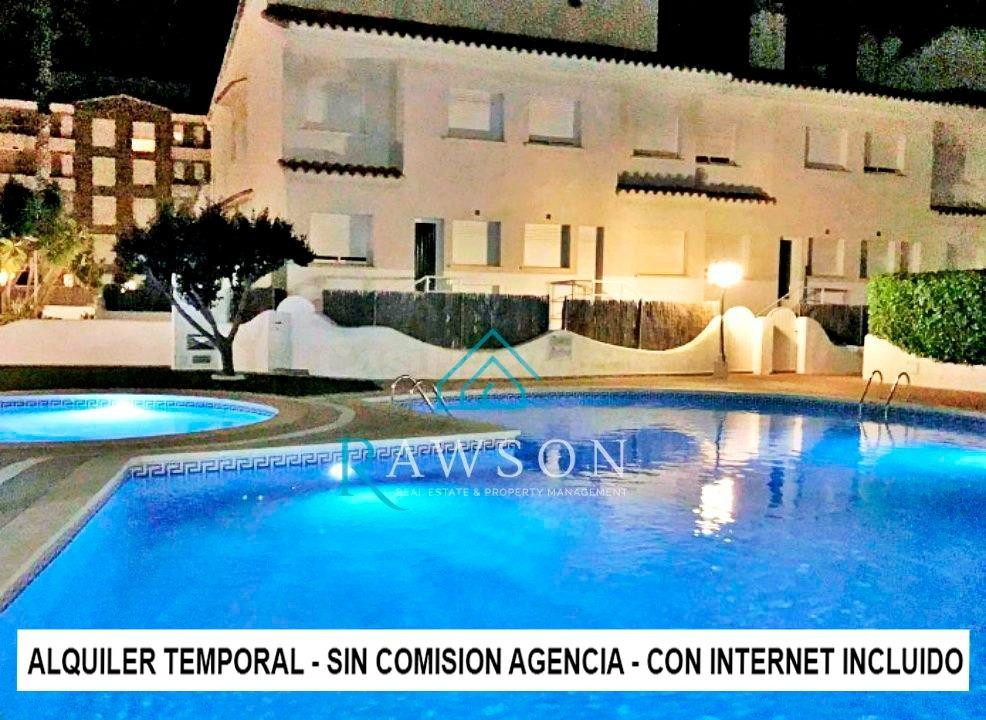 Casa adosada de alquiler temporal con parking, terraza y pis