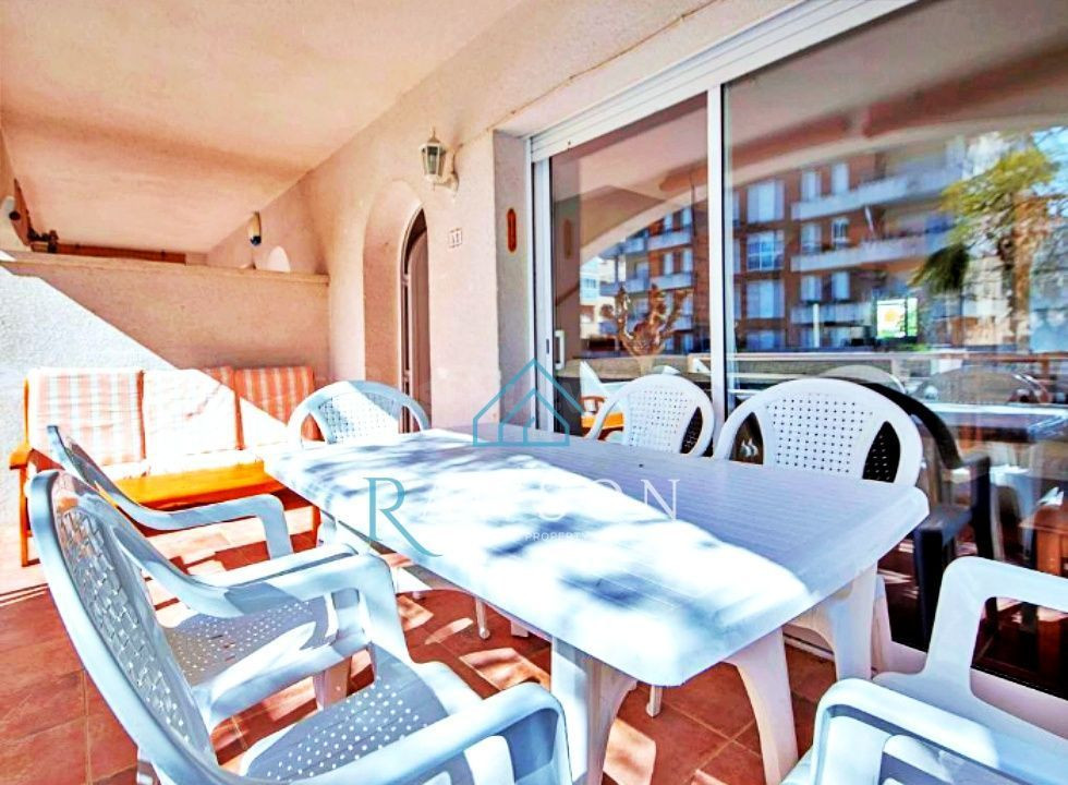 Casa adosada de alquiler temporal con parking, terraza y pis - foto 4