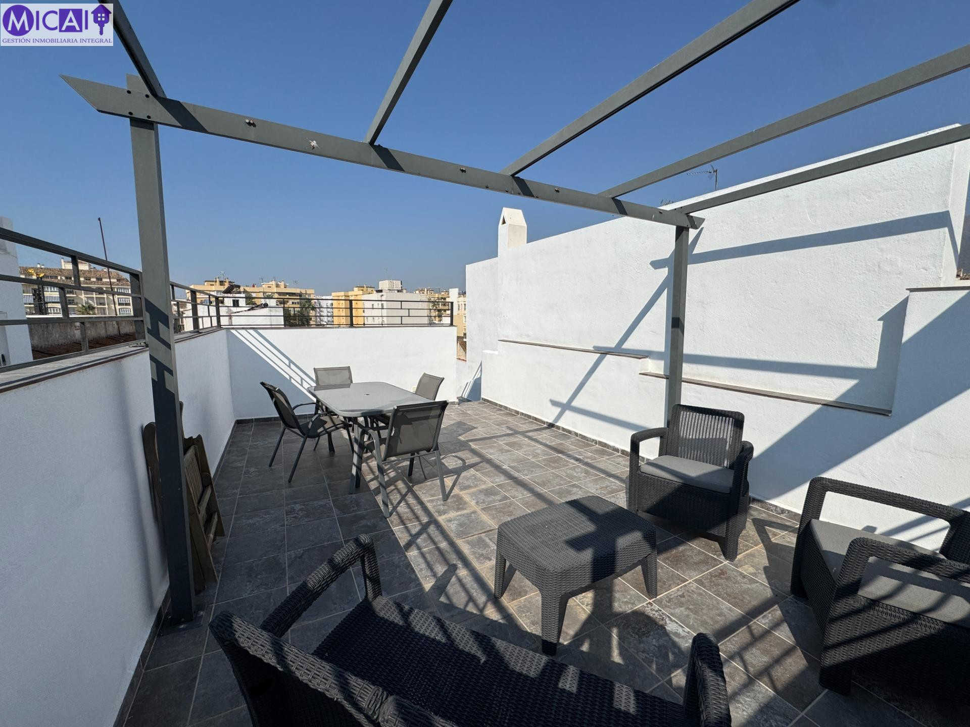 Impresionante casa reformada a dos calles de la Playa - foto 2