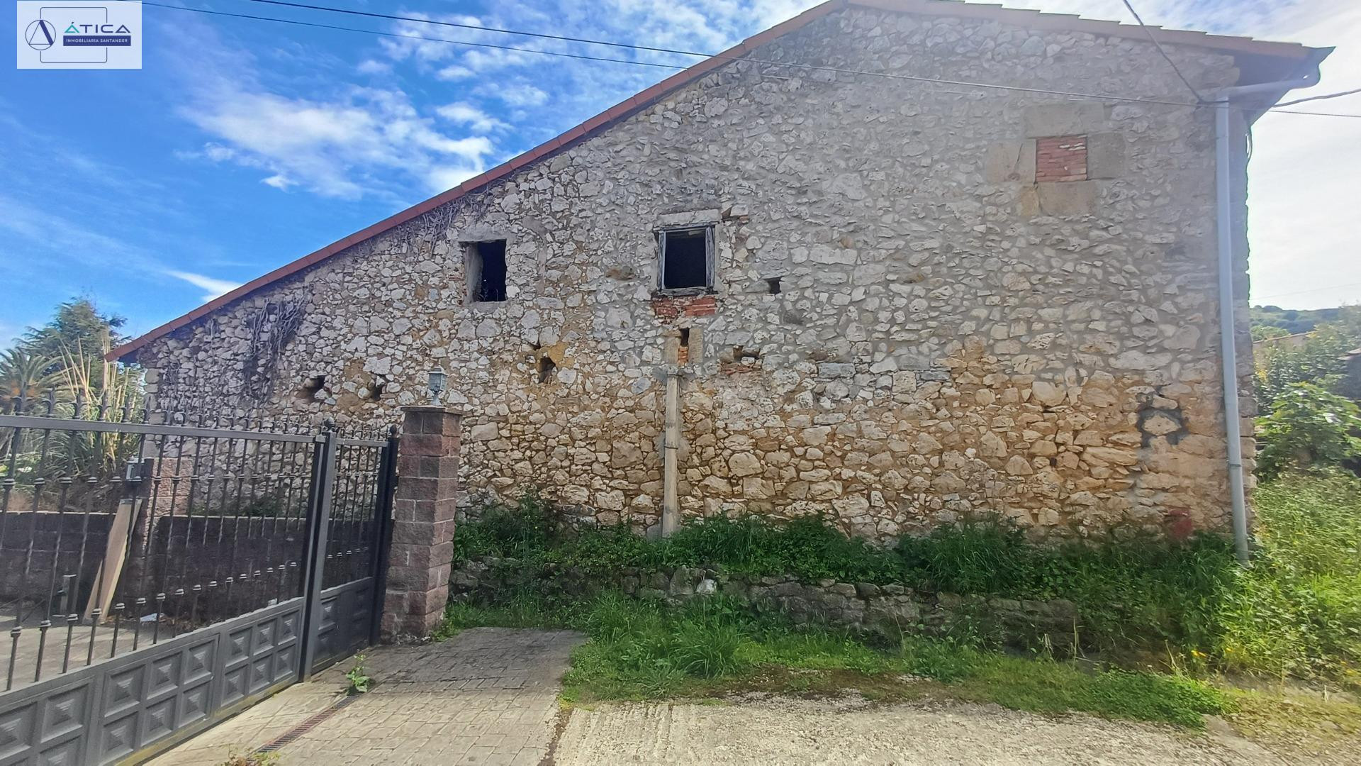 Casa de Piedra rodeada de naturaleza cerca de la ciudad