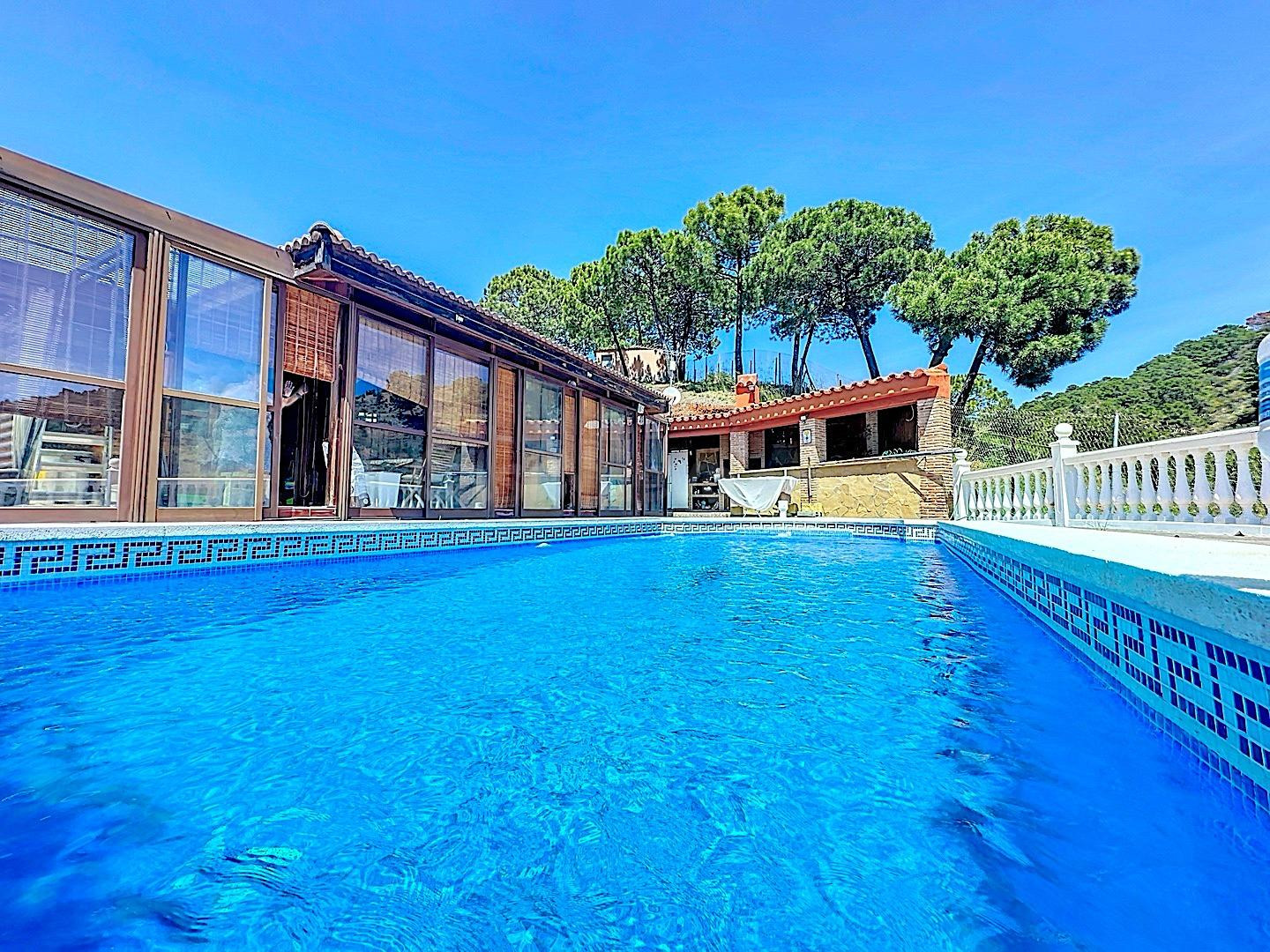 Hermosa casa en el campo, con vistas espectaculares al mar y