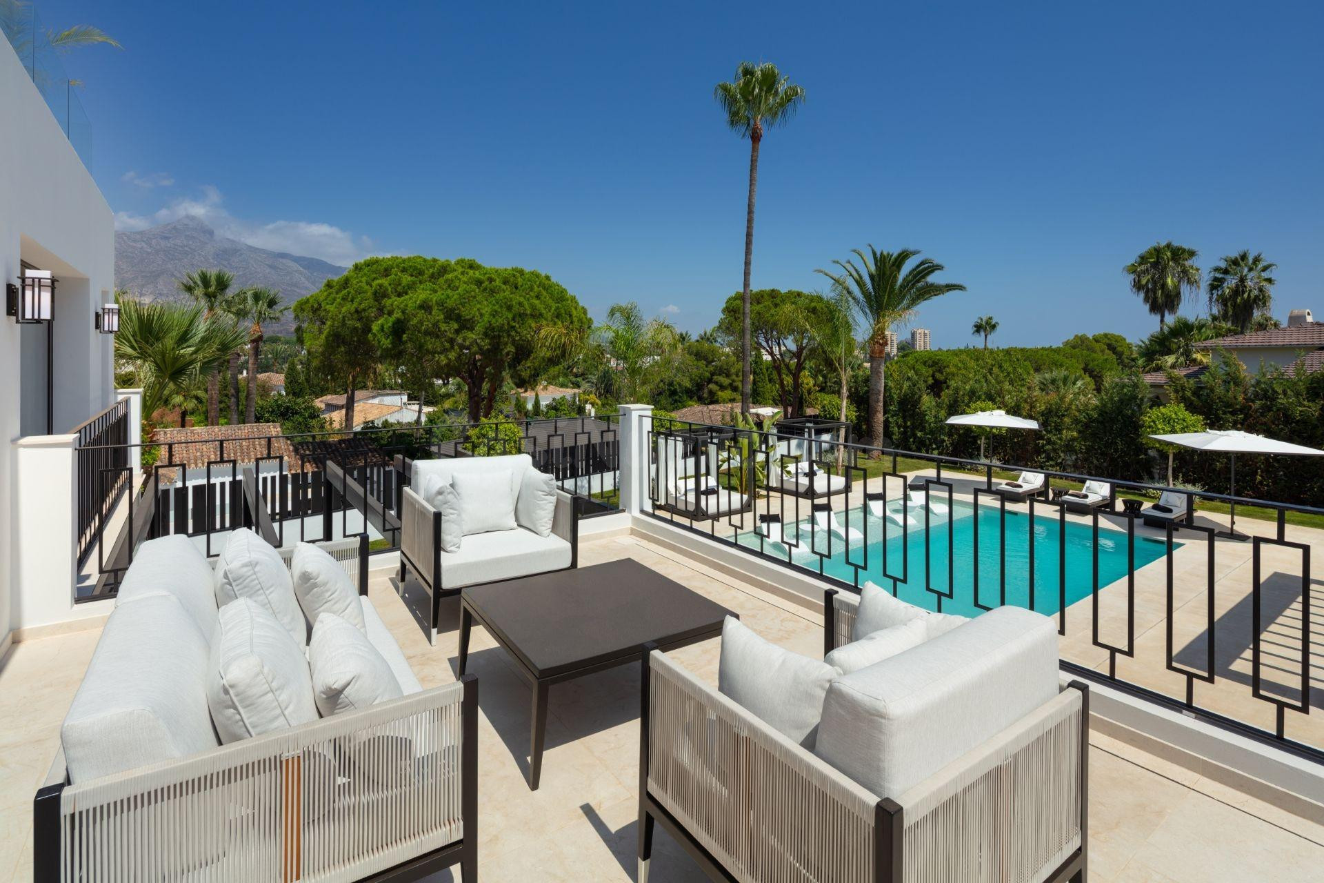 Villa Rosss es una elegante villa de lujo totalmente renovada en el corazón de Nueva Andalucía.