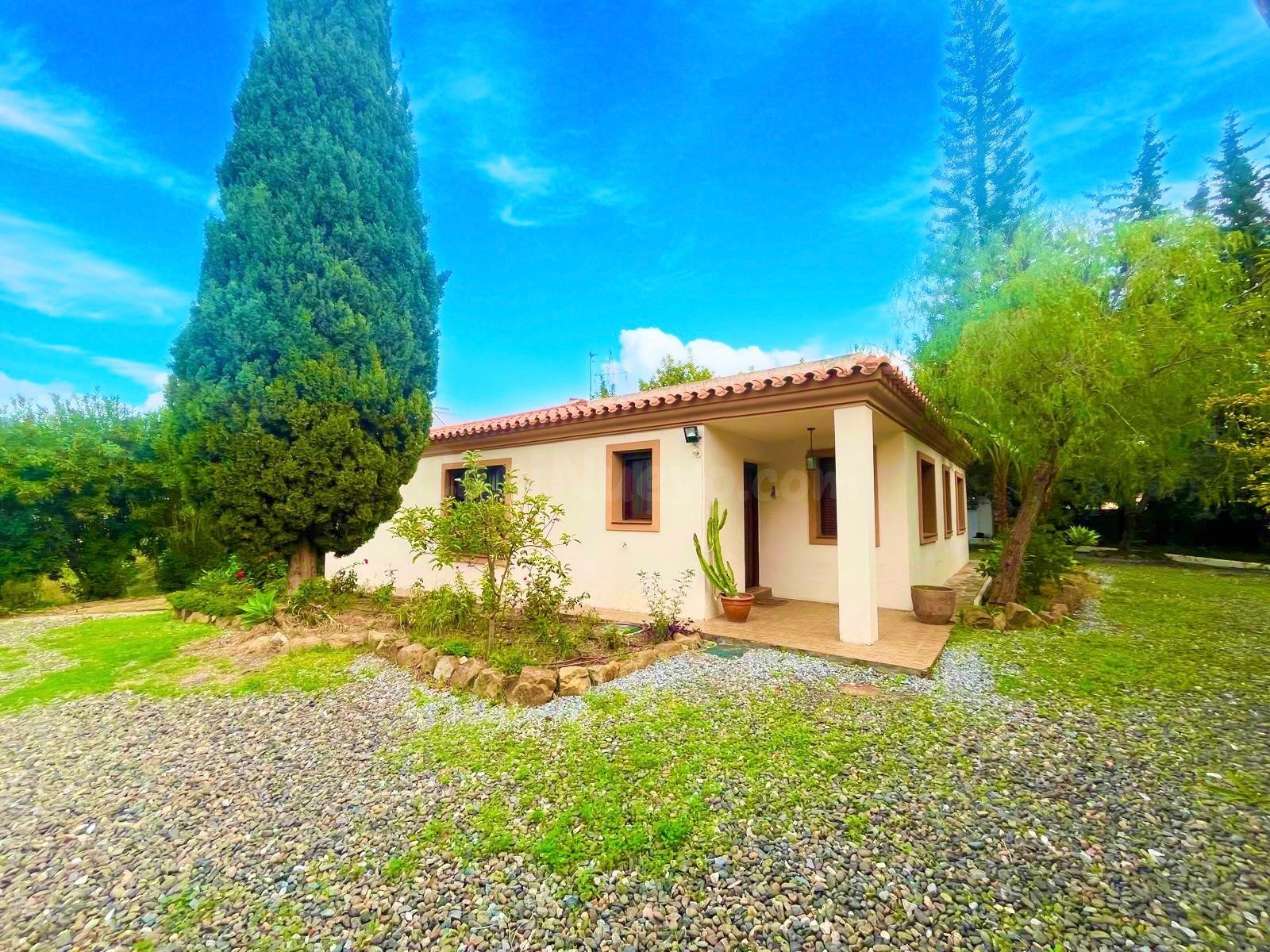 Oportunidad única en Estepona: Finca Rústica entre el campo 