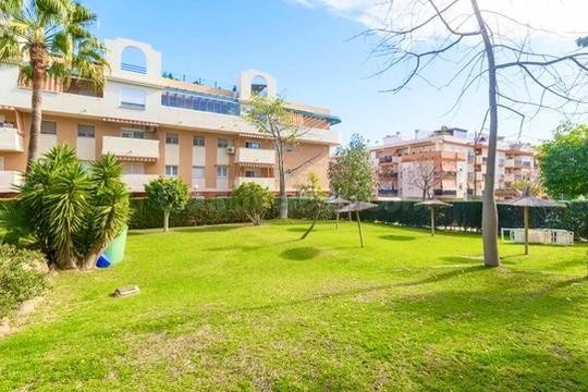 Encantadora Vivienda Reformada en el Corazón de Estepona - foto 2