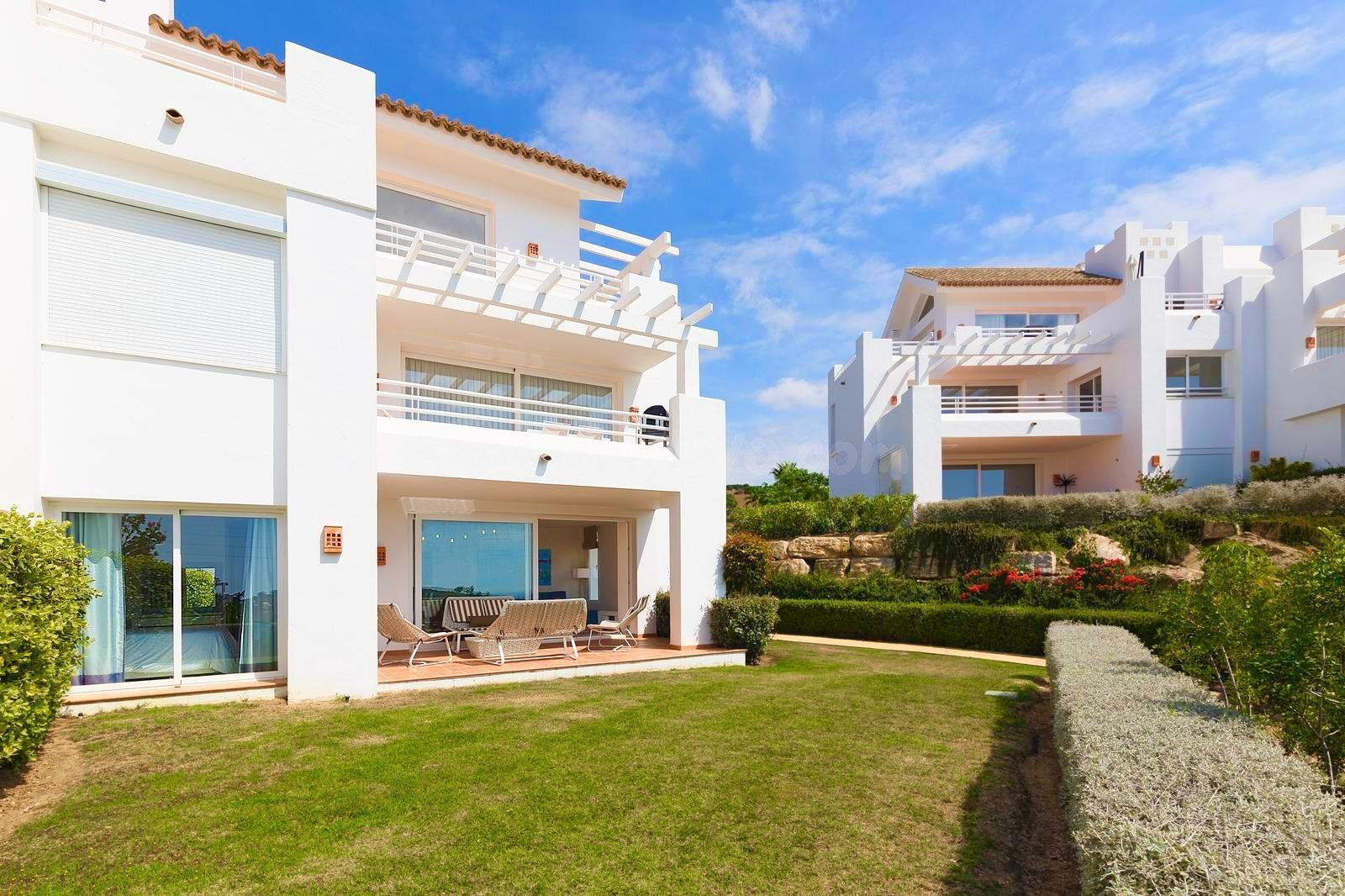 EXCLUSIVO APARTAMENTO EN PLANTA BAJA EN ALCÁZABA LAGOON – CASARES