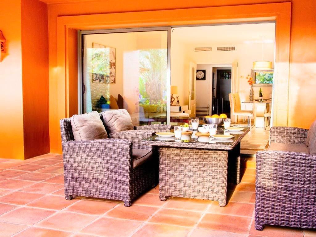 Elegante Apartamento en Planta Baja con Jardín Privado en la - foto 3