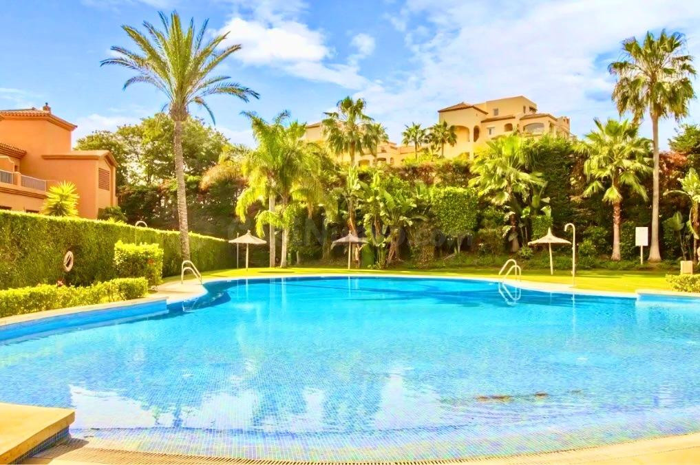 Elegante Apartamento en Planta Baja con Jardín Privado en la - foto 4