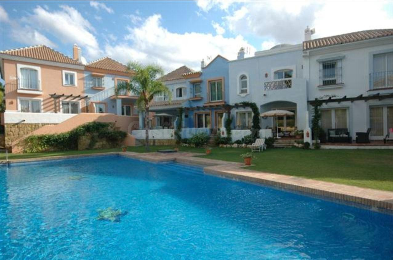 EXCLUSIVA VIVIENDA PAREADA EN ALOHA– NUEVA ANDALUCÍA, MARBEL - foto 3