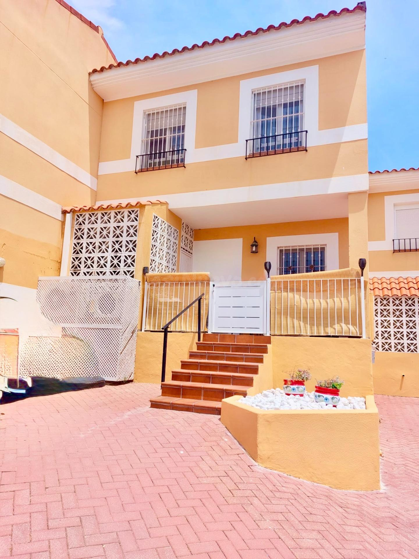 Encantadora Casa Adosada de 3 Dormitorios en Primera Línea d