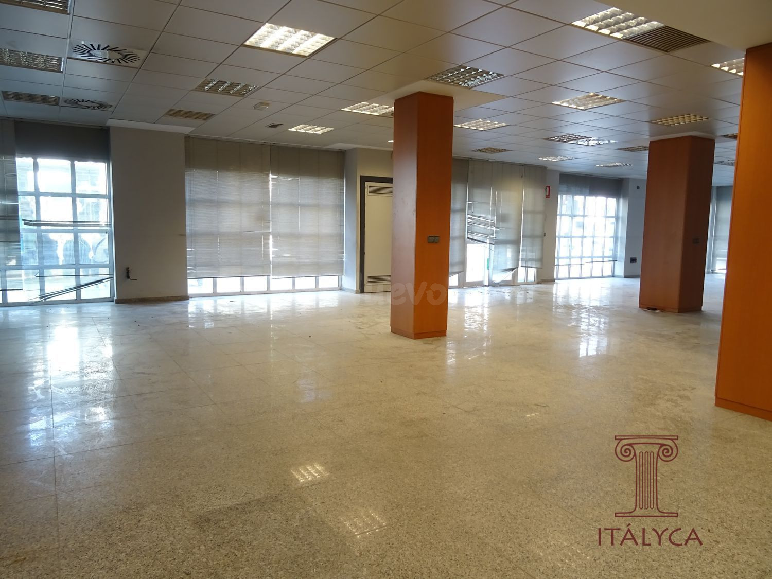 Amplio Local Comercial en Esquina con Excelente Visibilidad - foto 4