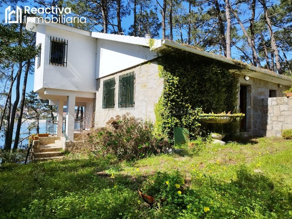 Espectacular chalet unifamiliar con finca, al borde del mar