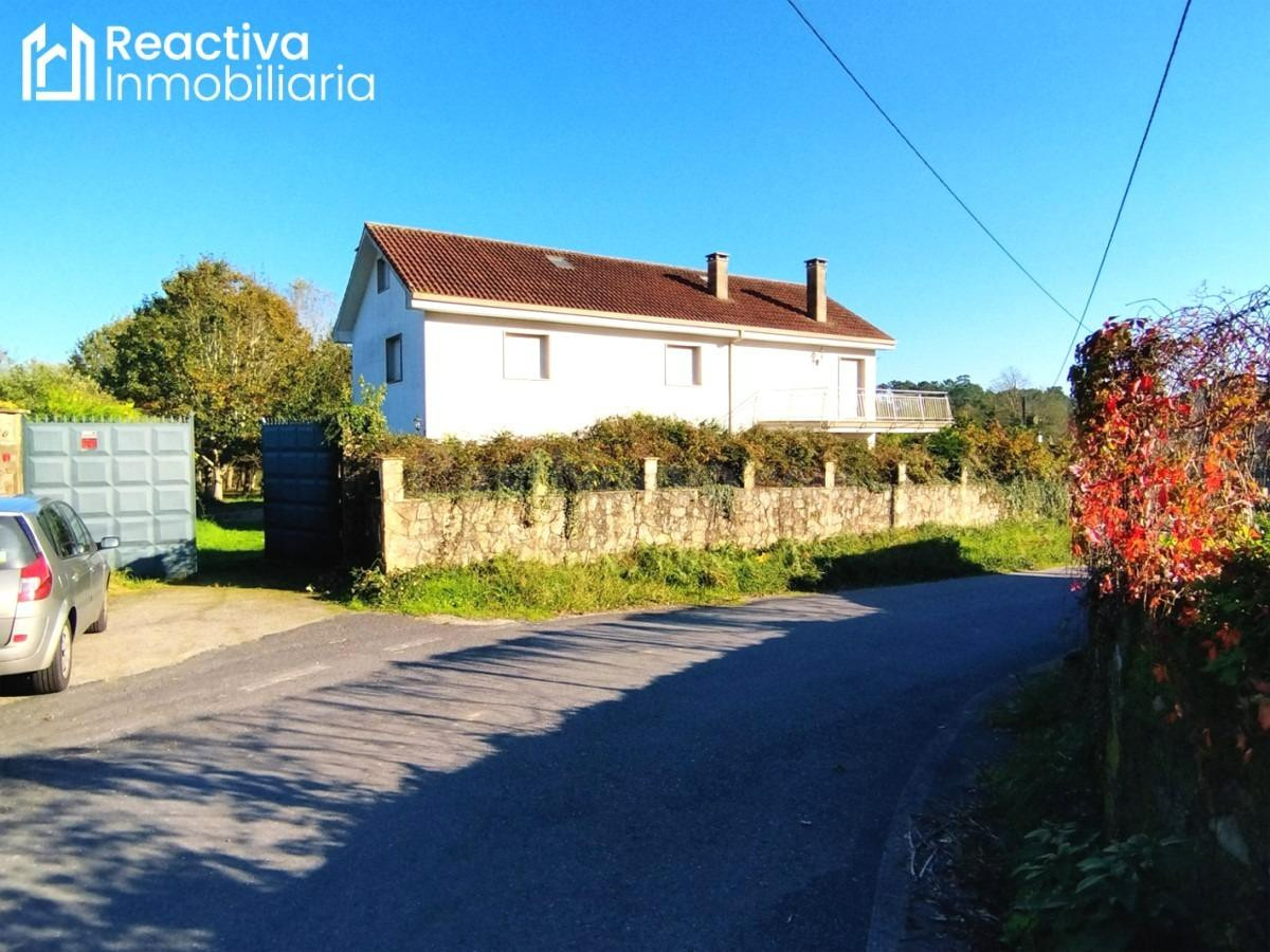 Enorme chalet con finca en Pontevea