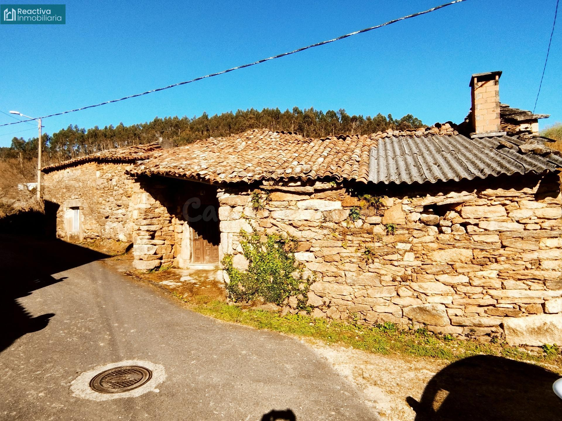 CASA DE PIEDRA en Santiago, para REHABILITAR, con finca de 2.000 m2