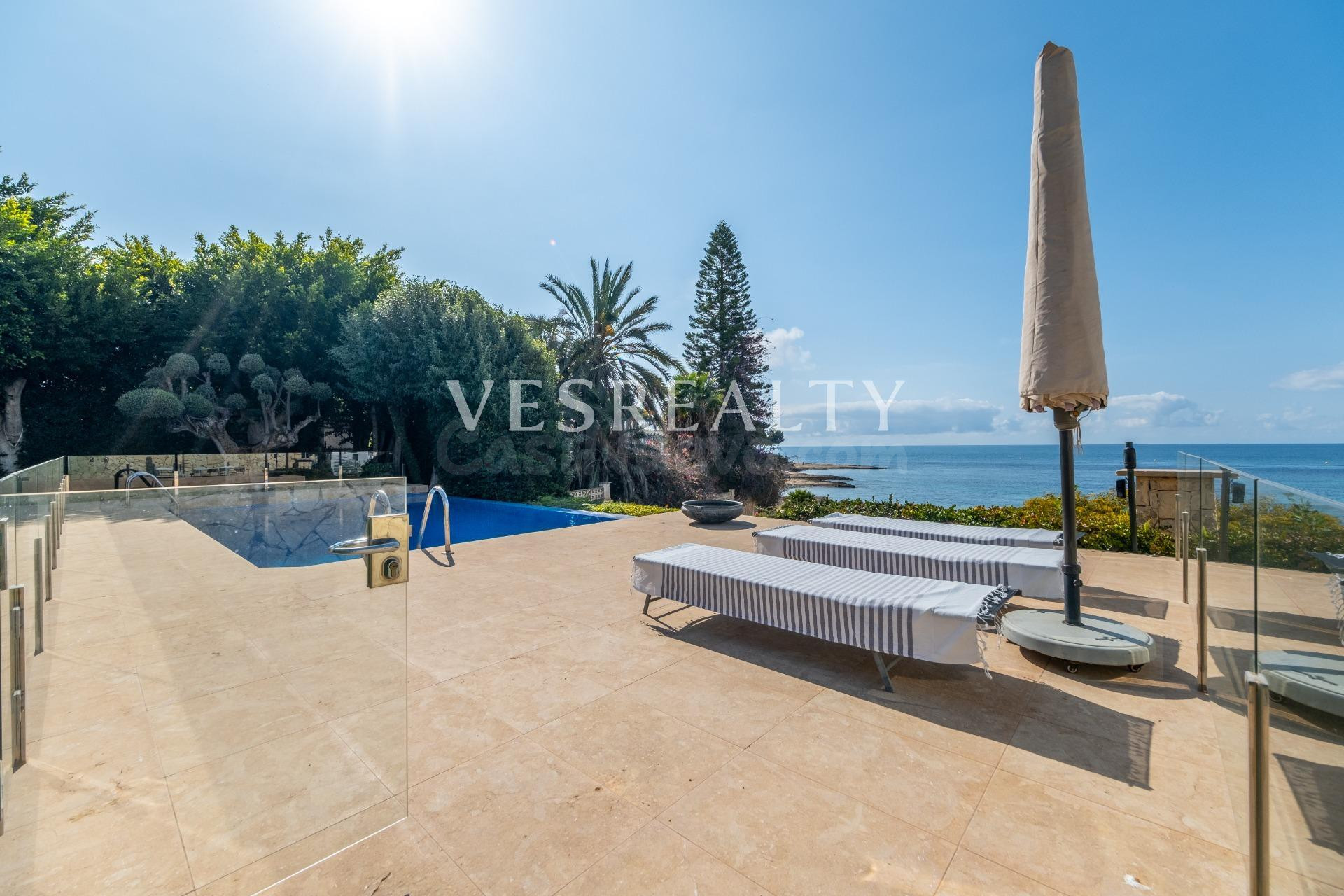 Exclusiva Villa en Primera Línea de Mar en Cabo Huertas