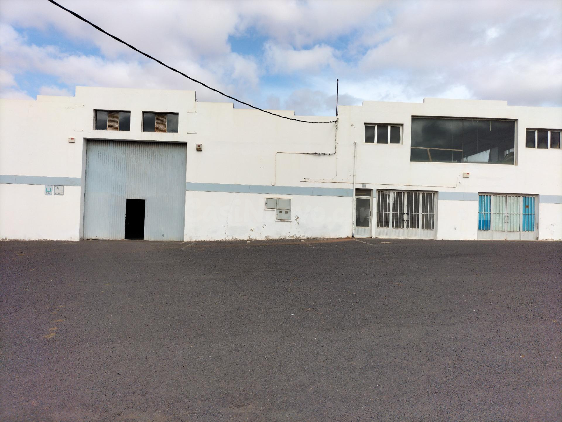 Nave Industrial con Local Comercial en Parcela de 12.000 m2 – Puerto del Rosario
