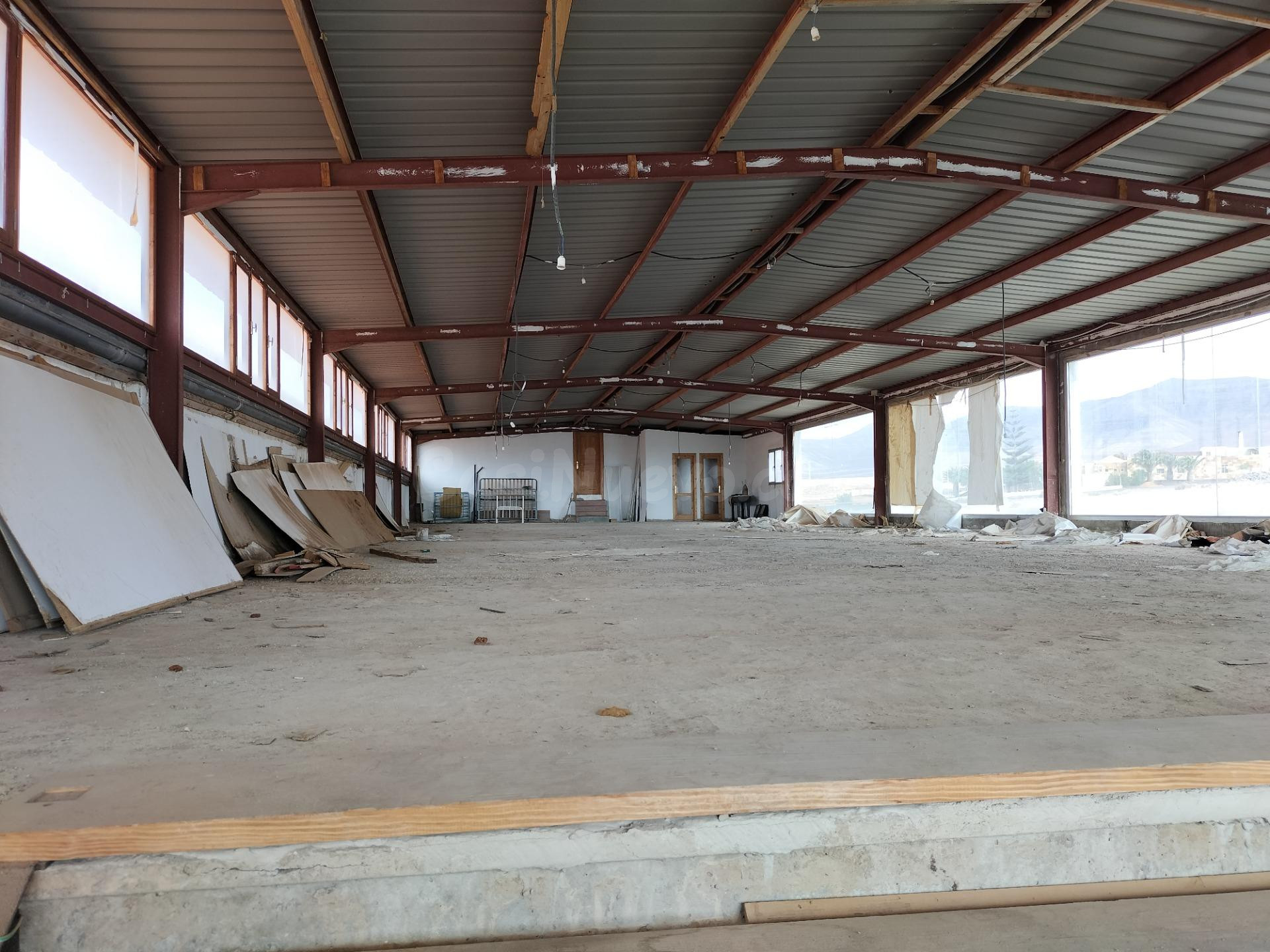 Nave Industrial con Local Comercial en Parcela de 12.000 m2  - foto 2