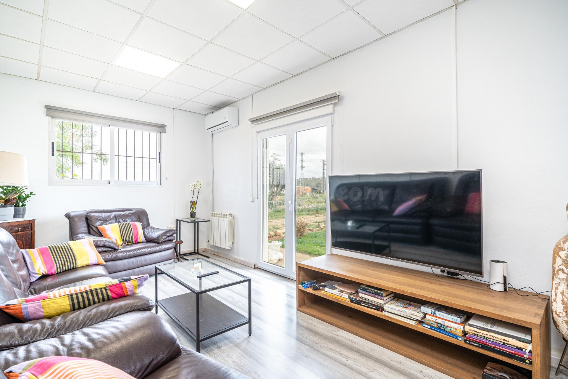 TERRENO CON NAVE, VIVIENDA Y OFICINAS