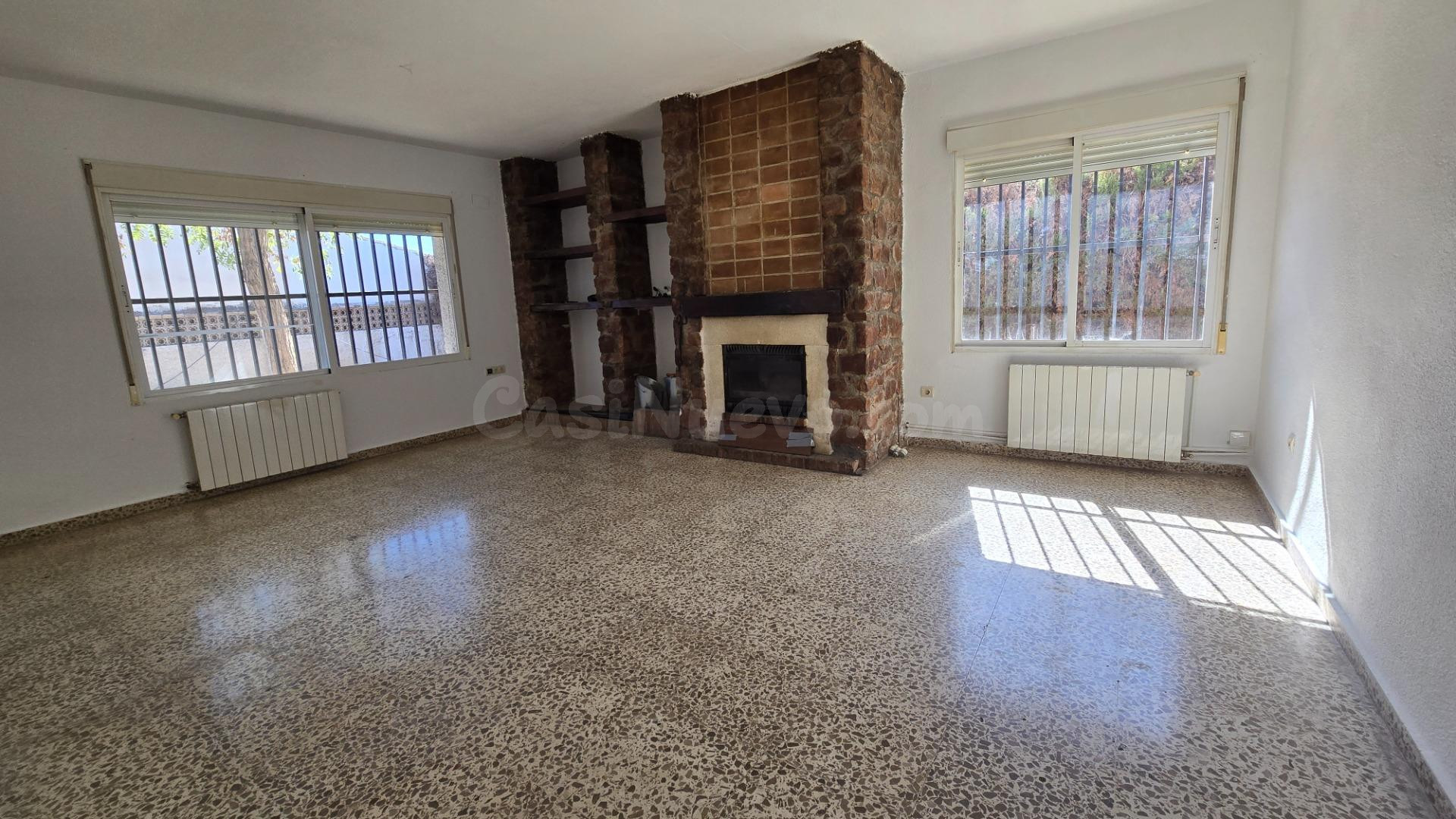Amplia Casa en Las Gabias con Potencial de Reforma y Excelente Ubicación - foto 3