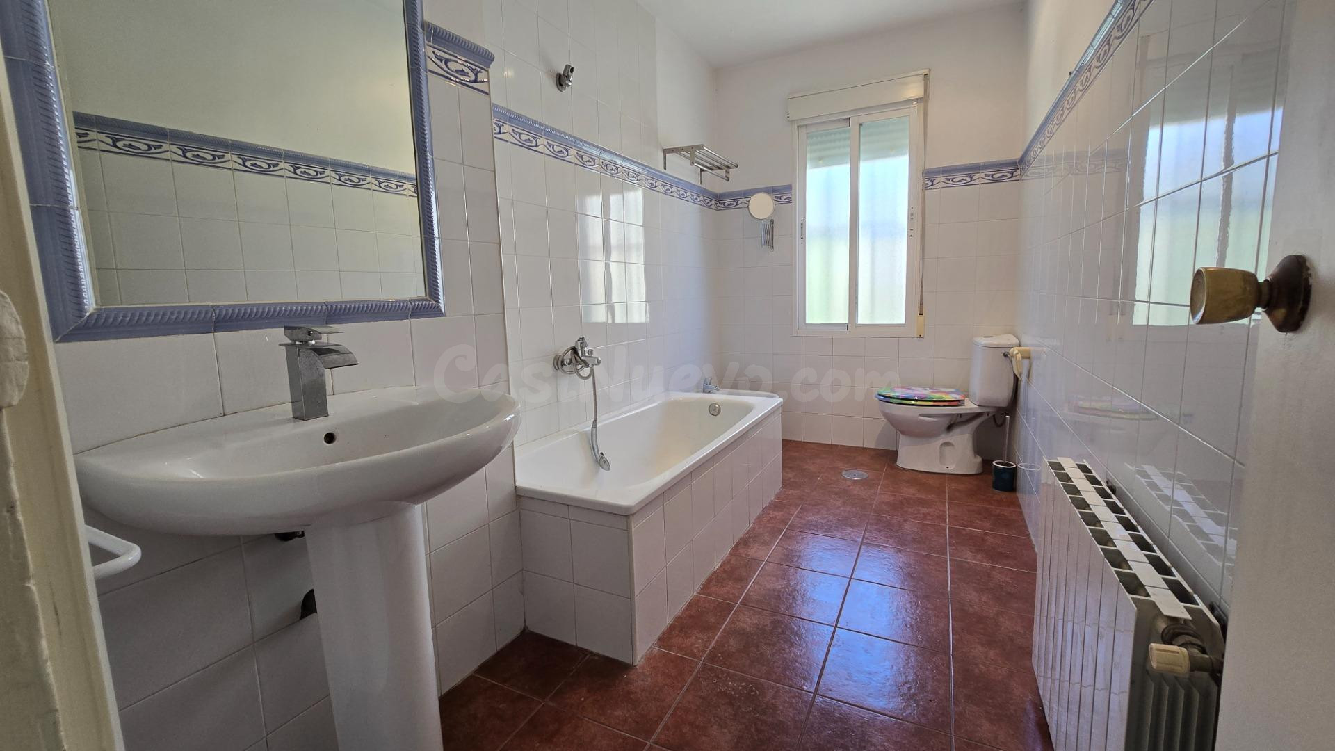 Amplia Casa en Las Gabias con Potencial de Reforma y Excelente Ubicación - foto 5