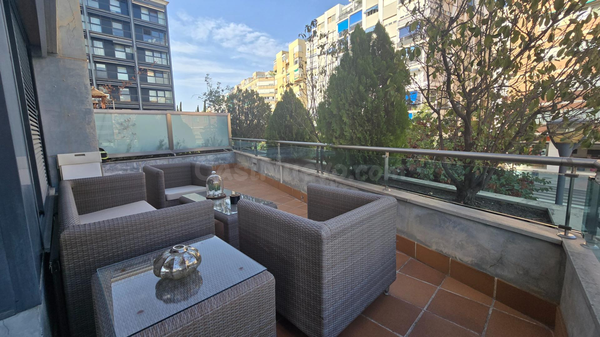 Espléndido Piso en Granada - Arabial con Piscina y Parking - foto 2