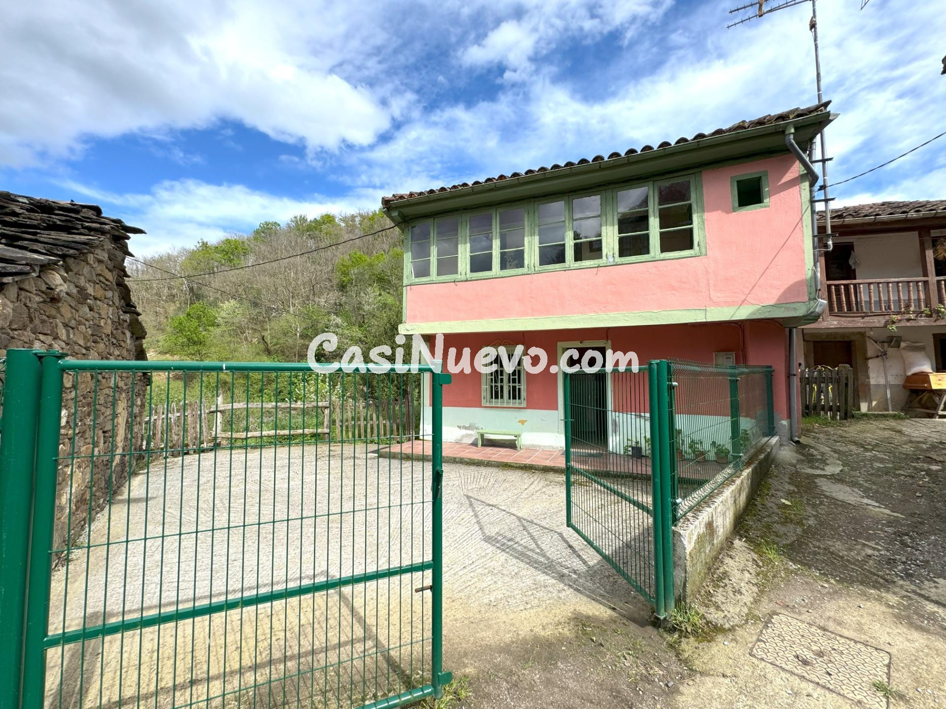 CASA CON GALERIA, ANTOJANA Y ALMACÉN