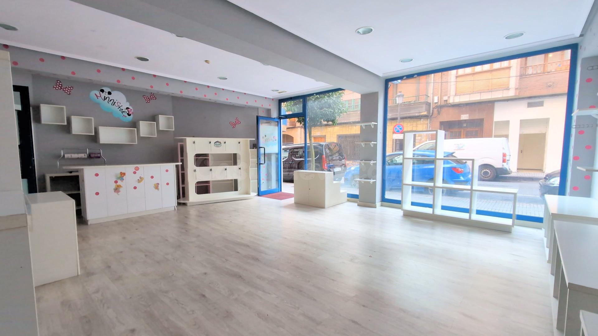 LOCAL COMERCIAL CON DOBLE VIDRIERA Y ACCESO EN EL CORAZÓN DE - foto 5