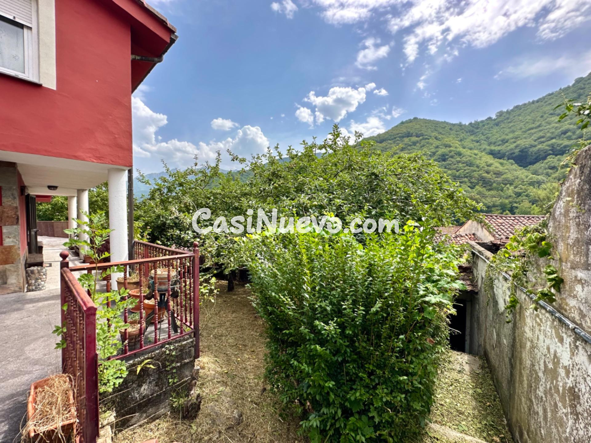 CASA DE 3 PLANTAS CON JARDIN, PARCELA URBANA Y GARAJE. EN LL