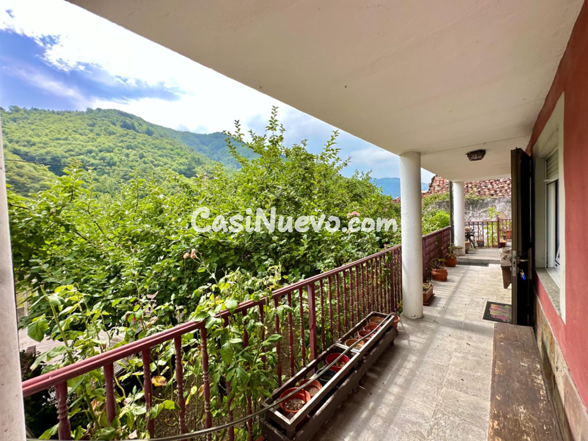 CASA DE 3 PLANTAS CON JARDIN, PARCELA URBANA Y GARAJE. EN LL - foto 2