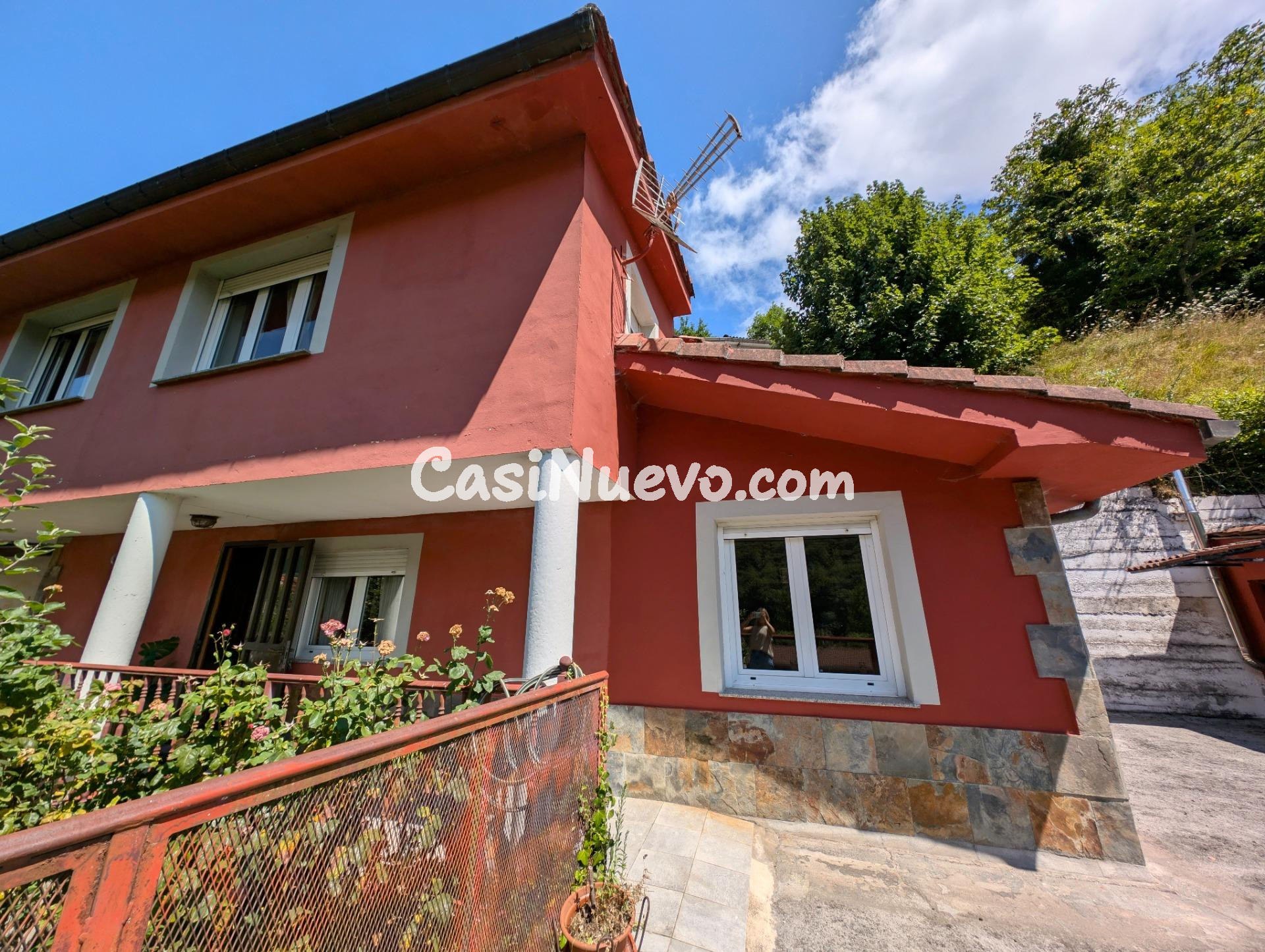 CASA DE 3 PLANTAS CON JARDIN, PARCELA URBANA Y GARAJE. EN LL - foto 9