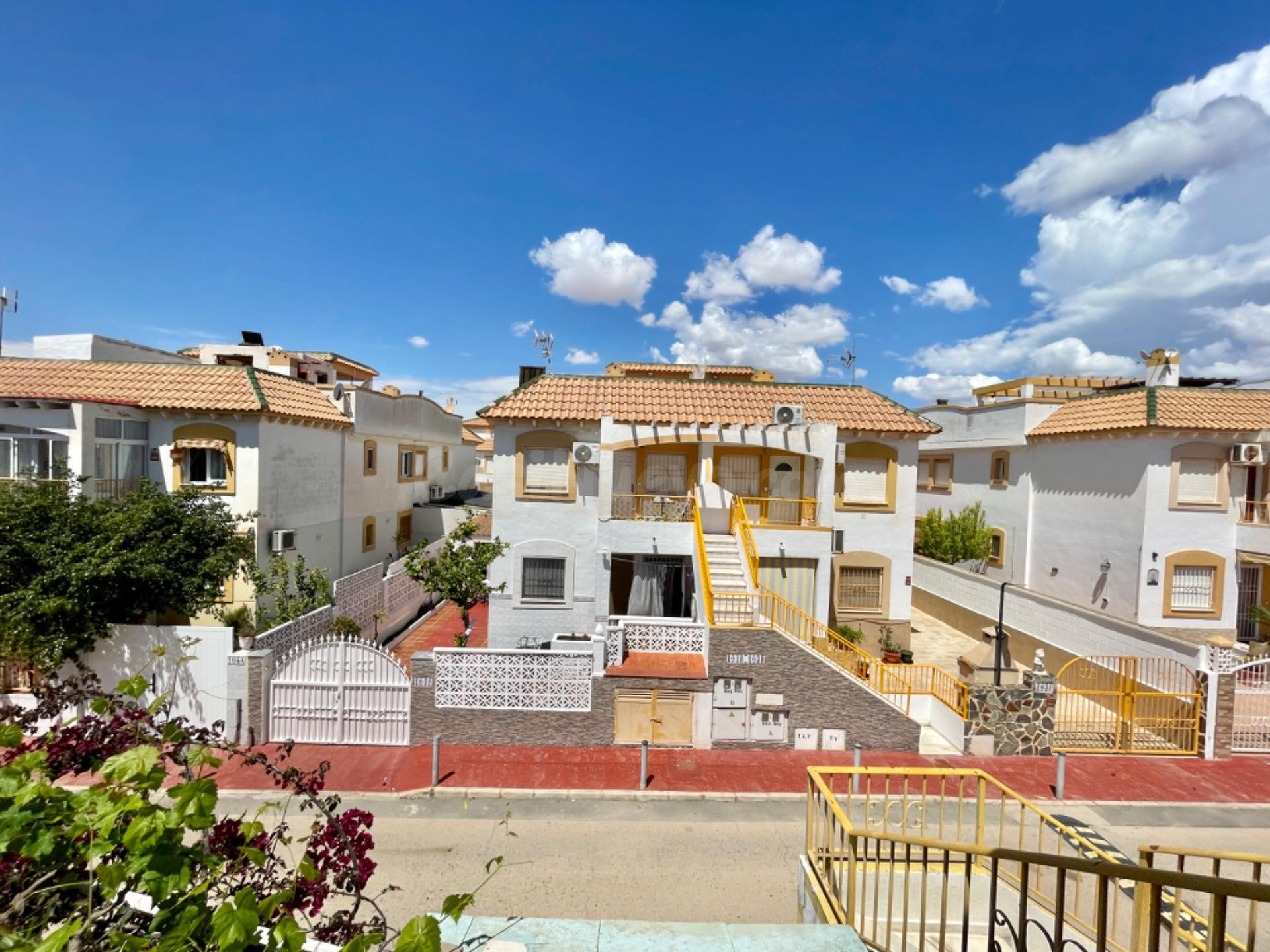 SE VENDE BUNGALOW PLANTA ALTA DE 2 DORMITORIOS CON PISCINA C