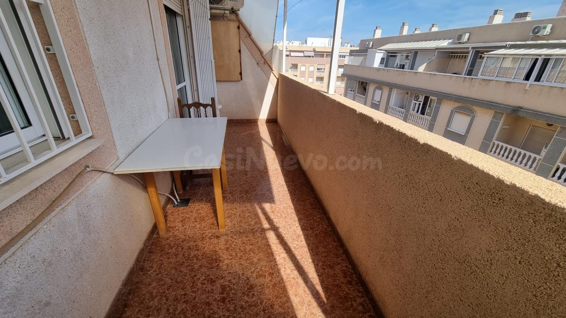 ÁTICO DE 2 DORMITORIOS CON PISCINA COMUNITARIA - ZONA PARQUE - foto 2