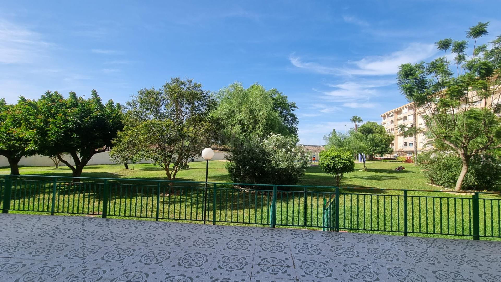 ÁTICO DE 2 DORMITORIOS CON PISCINA COMUNITARIA - ZONA PARQUE - foto 3