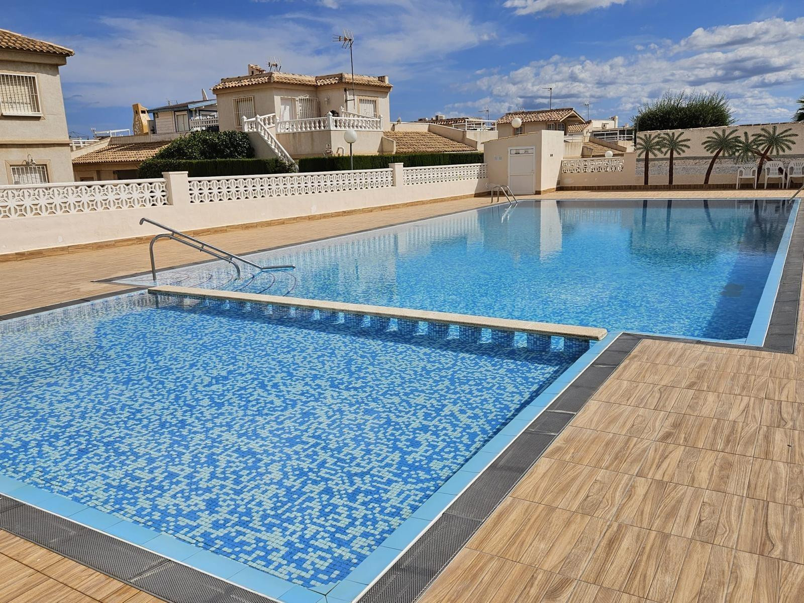 CHALET PAREADO DE 3 DORMITORIOS CON SOLÁRIUM PRIVADO Y PISCI