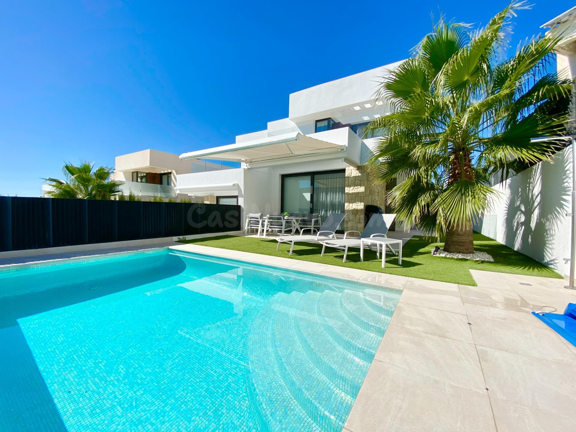 Exclusiva Villa Pareada con Piscina Privada y Vistas al Mar 