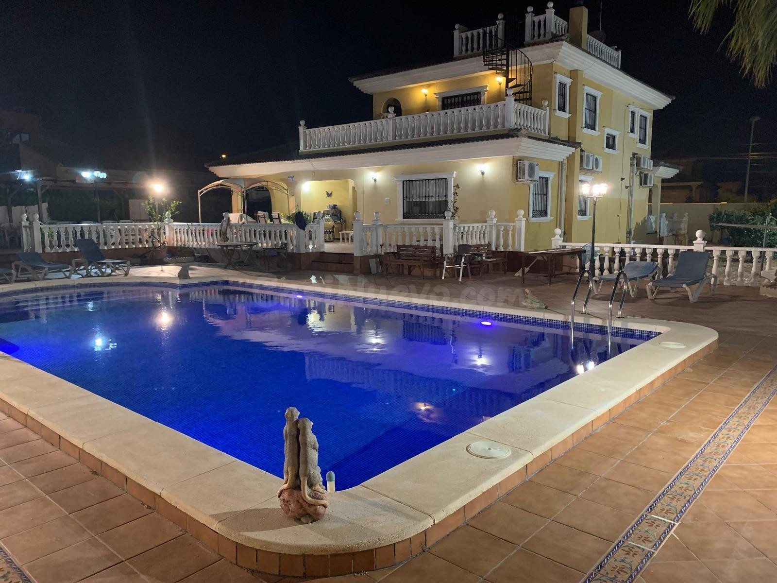 VILLA INDEPENDIENTE DE 6 DORMITORIOS CON PISCINA PRIVADA - Z