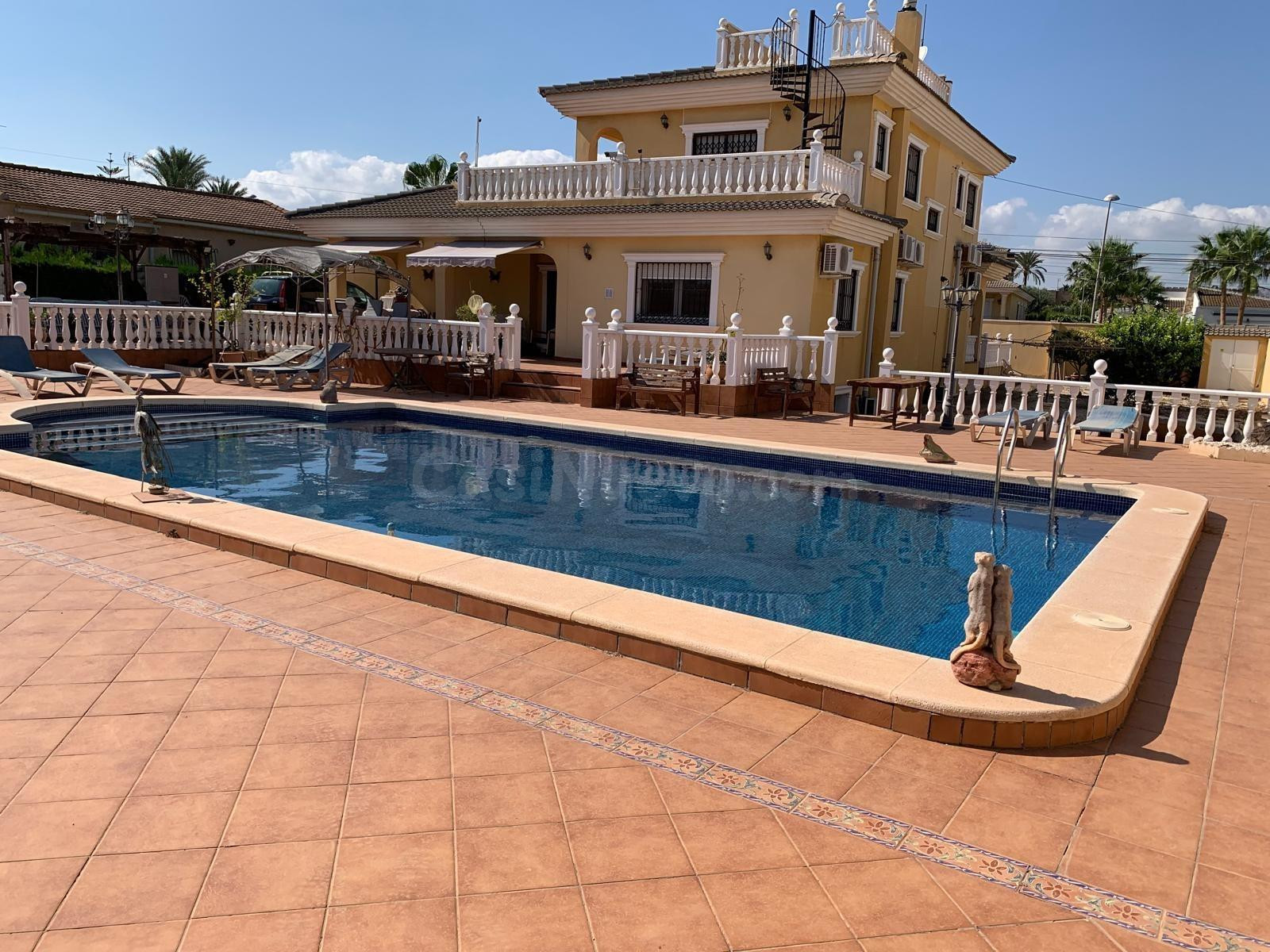 VILLA INDEPENDIENTE DE 6 DORMITORIOS CON PISCINA PRIVADA - Z - foto 2