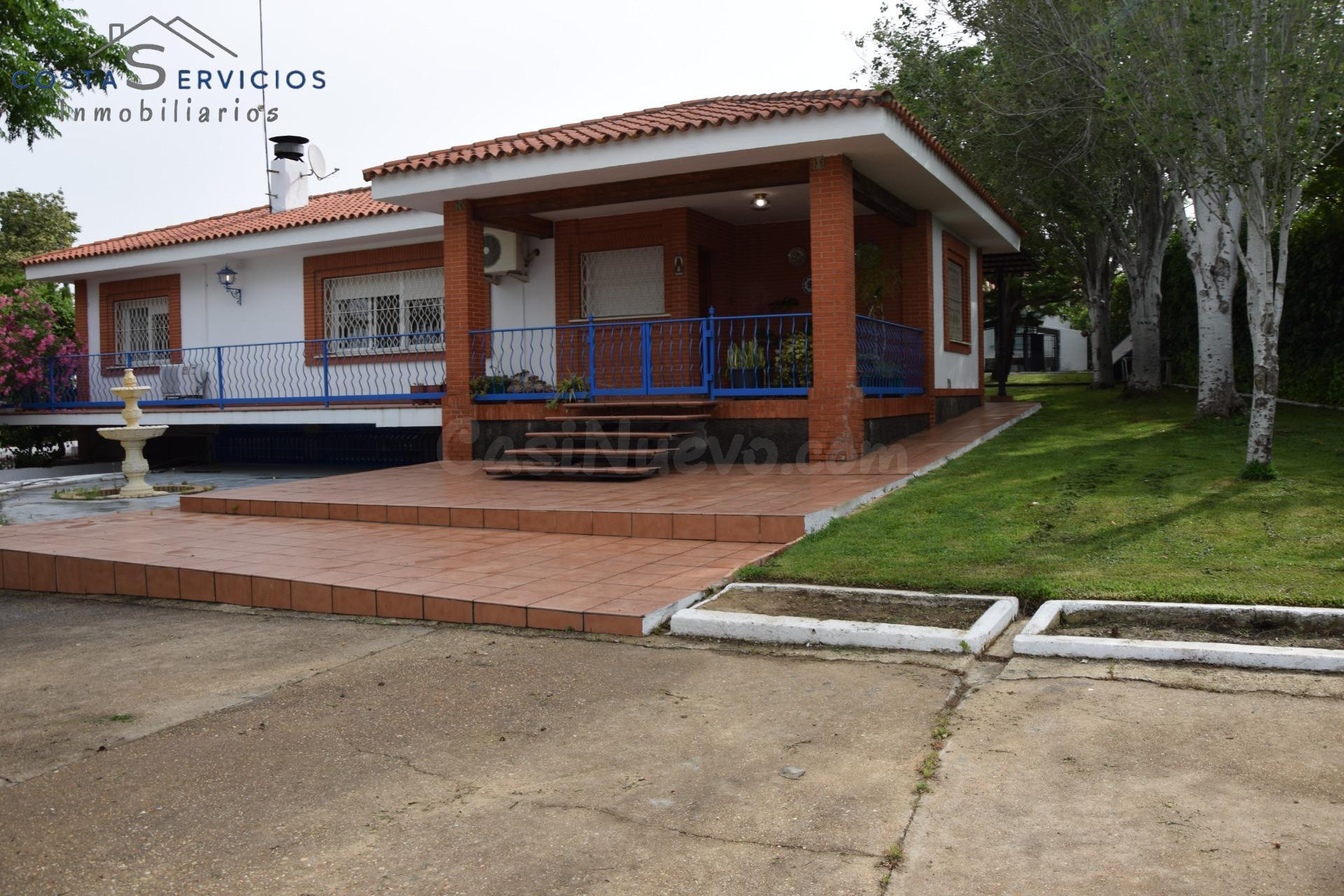 Chalet con casa invitados y piscina - foto 2