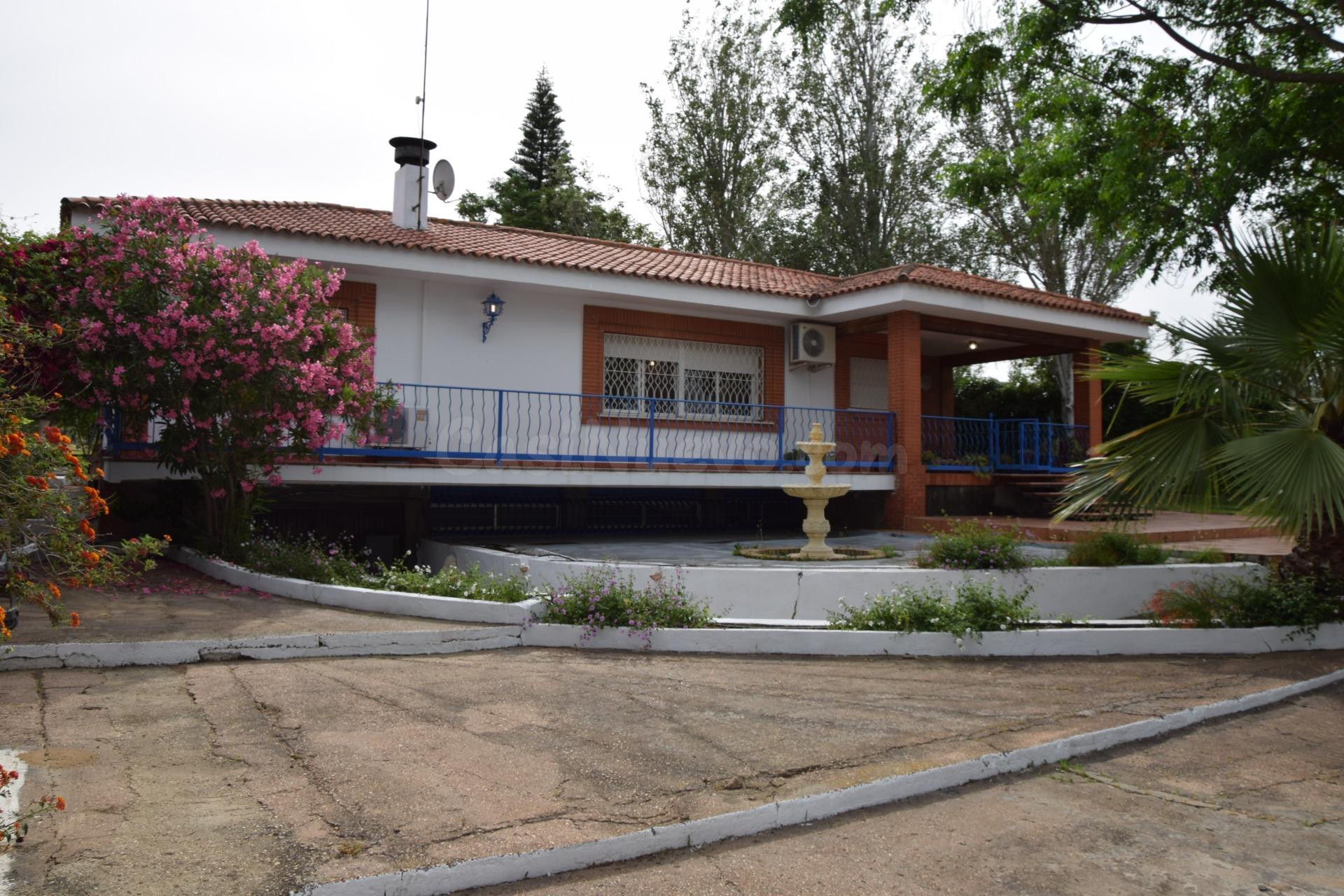 Chalet con casa invitados y piscina - foto 5