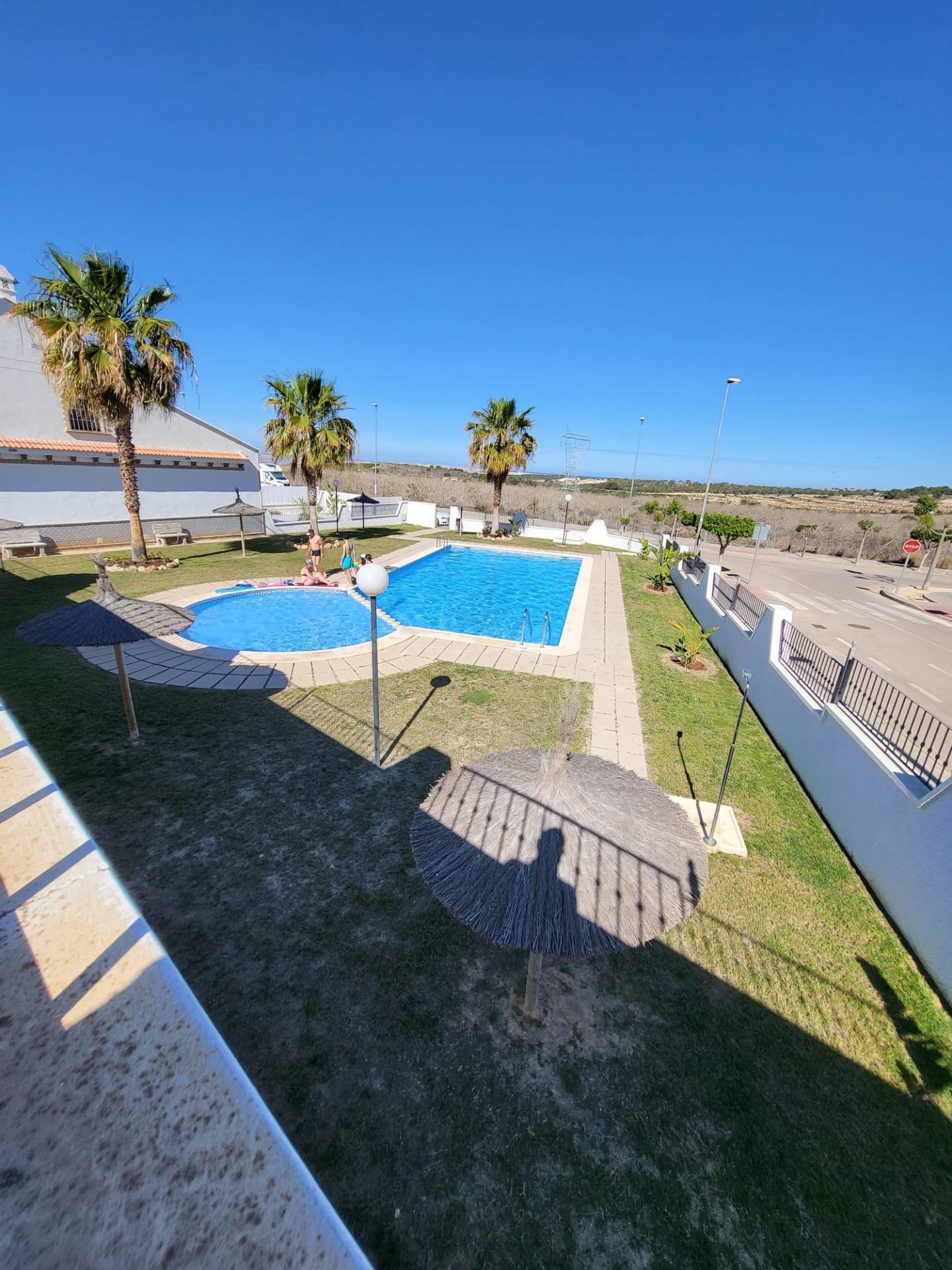 Chalet adosado reformado con piscina y garaje
