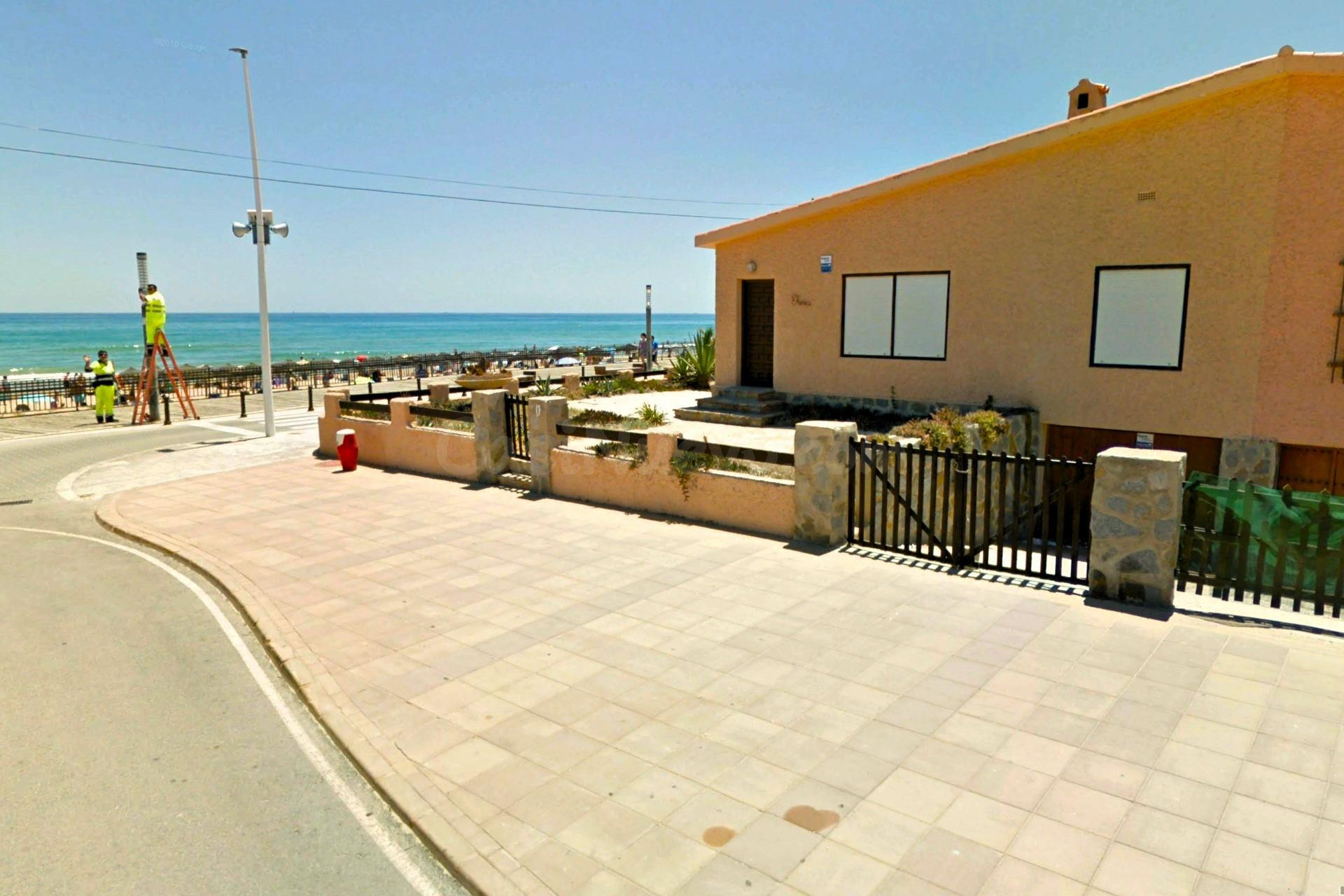 Oportunidad única en primera línea de La Mata: casa con parc - foto 2