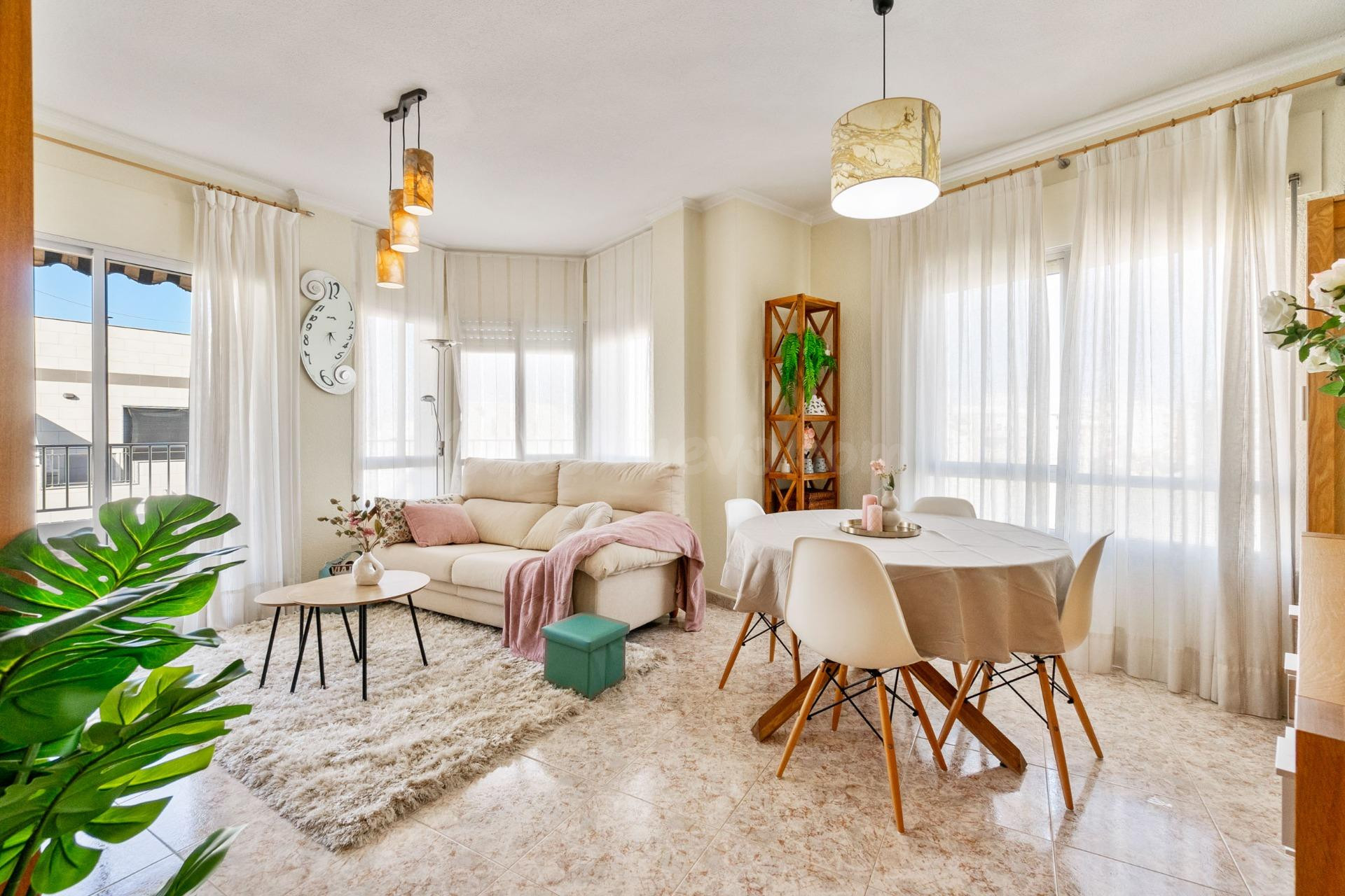 Piso de 3 dormitorios con terraza, garaje y trastero a 150 m