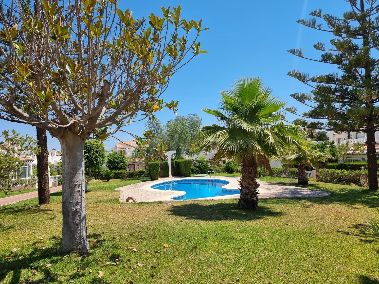 PLANTA BAJA DE 2 DORMITORIOS CON JARDÍN Y PISCINA COMUNITARI - foto 3