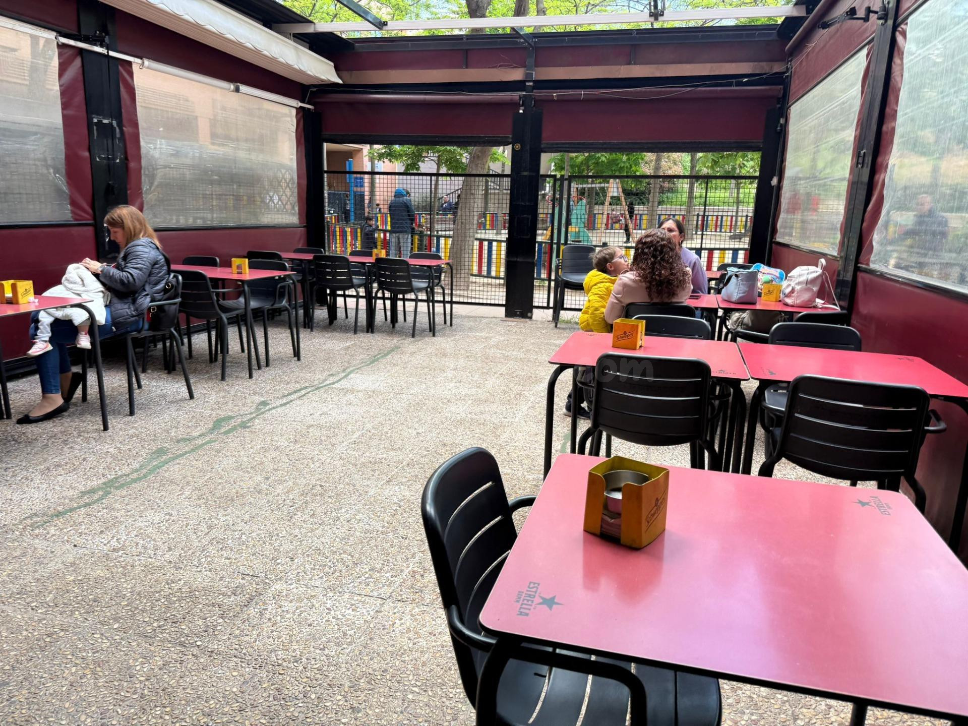 SE VENDE EN EXCLUSIVA RESTAURANTE CON 3 TERRAZAS PALACIO DE HIELO - foto 4