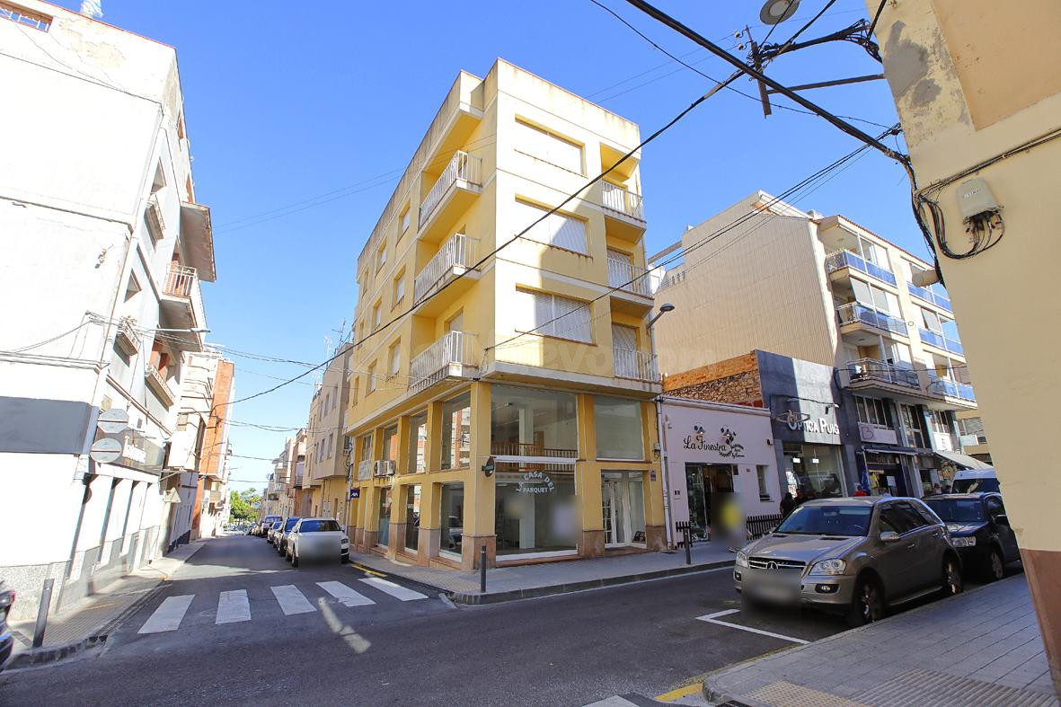 Edificio en pleno centro con tres vivendas semi terminadas. 