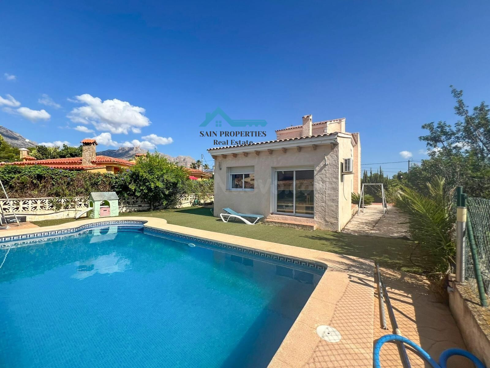Chalet independiente en parcela llana con piscina privada en - foto 2