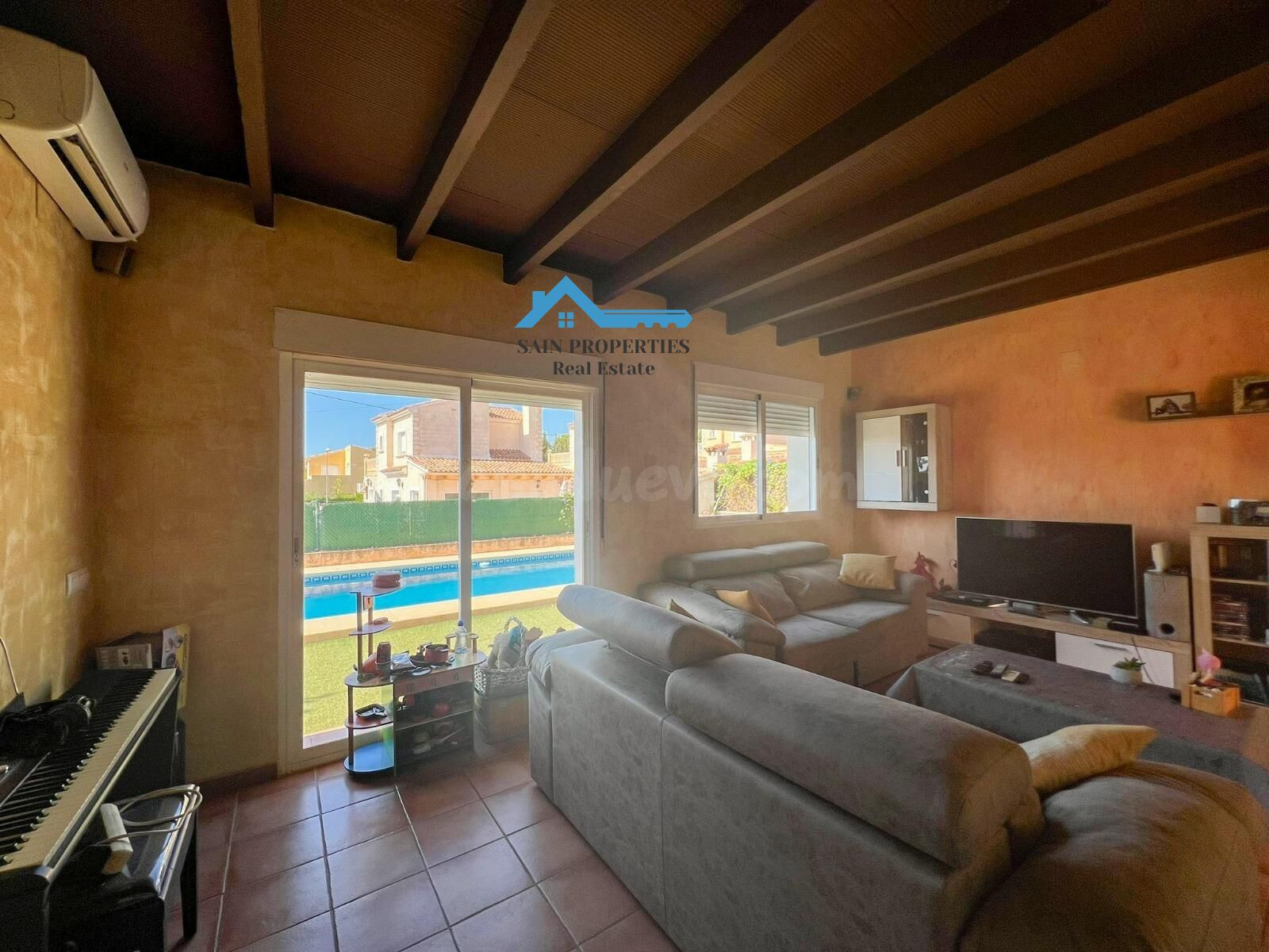 Chalet independiente en parcela llana con piscina privada en - foto 4